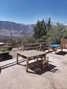 麦马拉El Cerrito的一张木制野餐桌和一张山地长凳