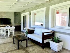 埃斯特角城Casa de 6 ambientes a 2 cuadras de la playa brava的客厅配有沙发和桌子
