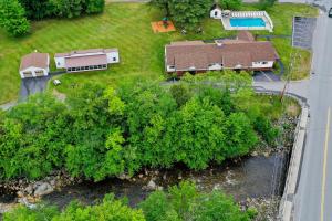 林肯Riverbank Motel and Cabins Managed by Vacasa的享有房子和树木庭院的空中景色