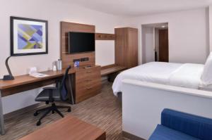 普利茅斯Holiday Inn Express - Minneapolis West - Plymouth, an IHG Hotel的酒店客房配有一张床和一张带电脑的书桌