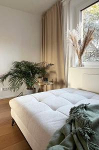林茨Helle Wohnung in Top Lage!的卧室配有白色的床和窗户。