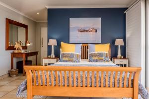 StompneusbaaiZeezicht Apartments的一间卧室设有一张黄色和蓝色墙壁的床