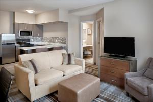 艾尔德里Fairfield Inn & Suites by Marriott Airdrie的带沙发和平面电视的客厅