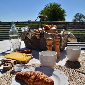 蒙特福特Bedje in de polder的一张野餐桌,上面有一篮子的食物和面包