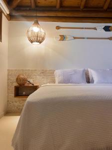 莫罗圣保罗Chalé Del Mar的一间卧室配有一张大床和一盏灯