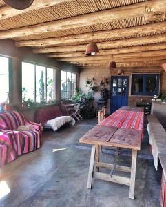 麦马拉El Cerrito的一个带木桌和沙发的大客厅