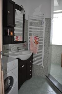 琴托拉Vacanze Da Annalisa的一间带水槽和洗衣机的浴室