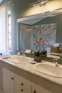 费拉约港Casa Le Agavi的一间带两个盥洗盆和大镜子的浴室