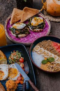 科伦坡Drop Inn Hostels的两盘食物,包括鸡蛋和桌上的面包
