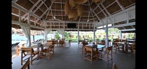 罗阿坦Las Palmas Joliet的一间带桌椅的海景餐厅