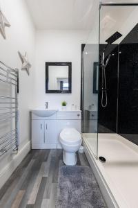 克利索普斯Megs Island Guest House的浴室配有卫生间、盥洗盆和淋浴。