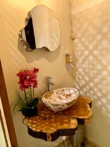 JuayúaOrquídea Loft的浴室设有水槽和鲜花花瓶