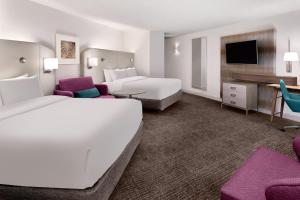 亚特兰大Crowne Plaza Atlanta Perimeter at Ravinia, an IHG Hotel的一间酒店客房,设有两张床和电视