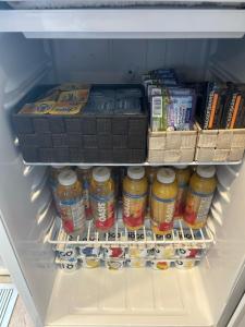 蒙洛里耶Complexe Dix80的冰箱里装满了食物和饮料