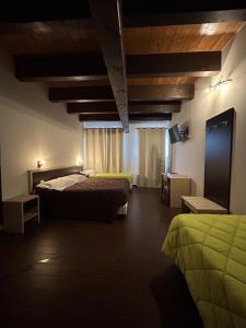 CastelmauroPARCO DELLE STELLE的酒店客房设有两张床和一台平面电视。