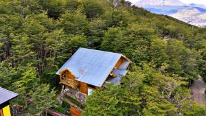 乌斯怀亚Patagonia Villa Lodge的享有蓝色屋顶房屋的顶部景色