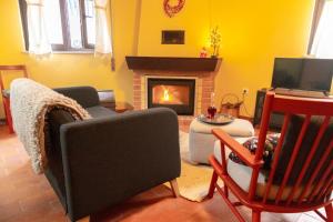 科维良Casa Angulosa的带沙发和壁炉的客厅