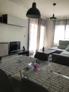 莫莱拉Apartamento Migdia-Moraira的客厅配有沙发和桌椅