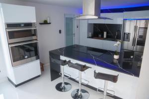 卡罗利纳Five Minute Elegance New Spacious Home with Pool的厨房配有蓝色台面和炉灶