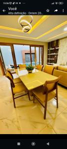 CórguinhoCasa Parque Minas的一张桌子和椅子,位于一个配有沙发的房间
