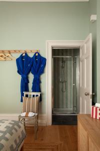布里斯托Lido Townhouse的卧室设有墙上蓝色弓箭淋浴