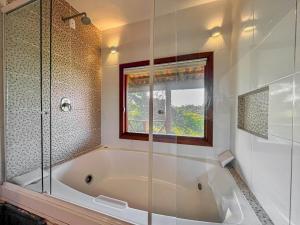托雷斯Morada das Bromélias的带浴缸的浴室和窗户。
