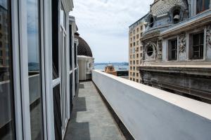 瓦尔帕莱索Casa Esmeralda的从大楼的阳台上可欣赏到风景