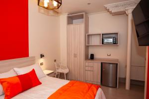 瓦尔帕莱索Casa Esmeralda的一间卧室设有一张床和红色的墙壁
