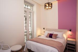 瓦尔帕莱索Casa Esmeralda的一间卧室配有一张紫色墙壁的床