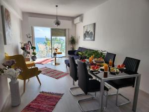 利马索尔Luxurious Kalypso的客厅配有餐桌和食物
