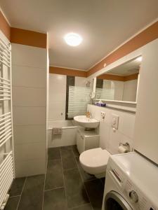 波茨坦Apartment in Potsdam-Babelsberg的白色的浴室设有卫生间和水槽。