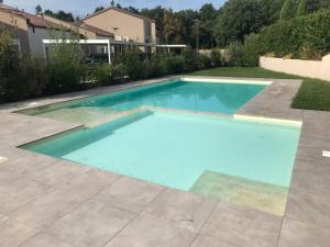 Castion VeroneseCasa betulla的庭院里的一个蓝色海水游泳池