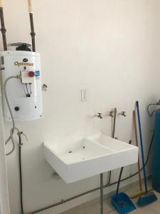 韦拉克鲁斯Departamento Los Héroes Veracruz的一间带白色水槽和一台机器的浴室