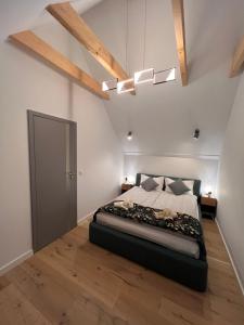库多瓦-兹德鲁伊Villa Monte Apartament z ogrodem的铺有木地板的客房设有一间带大床的卧室