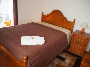 佩德拉斯萨尔加达斯Monte Carlo - Alojamento Local的一间卧室配有一张棕色床,上面有毛巾