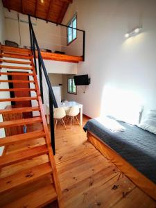 拉库布蕾Cedro Azul的一间卧室设有一张床、一个楼梯和一张桌子