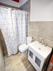 拉库布蕾Cedro Azul的浴室配有卫生间、盥洗盆和淋浴。