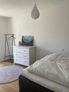 Wunderschönes 4 Zimmer Apartment mit Seeblick客房内的一张或多张床位