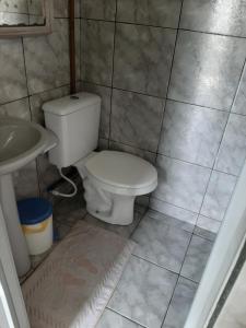 马蒂尼奥斯Kitnet em Matinhos PR Balneário Riviera的一间带卫生间和水槽的浴室