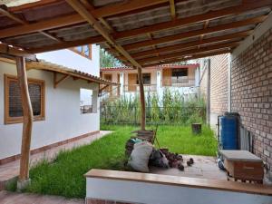 卡哈马卡La Loma的凉棚下带长凳的庭院