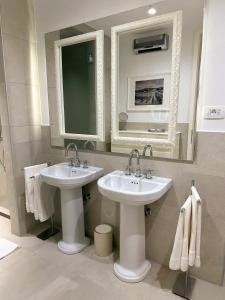 多博沃A Luxury 100m2 Apartment in a Chic Vineyard Villa - Ca' S. Lorenz的浴室设有2个水槽、镜子和毛巾。