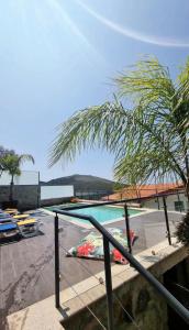 蓬德利马Casinha do Orjal的享有棕榈树游泳池的景色