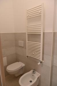 孔韦尔萨诺Adalù apartments的一间带卫生间和水槽的小浴室