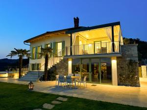 多博沃A Luxury 100m2 Apartment in a Chic Vineyard Villa - Ca' S. Lorenz的房屋前方设有桌椅