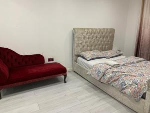 海维康2 Bedroom Property Independent with Pakring的一间卧室配有一张床和一张红色的沙发