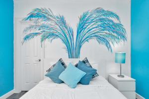 休斯顿Prolific Blue Oasis near Med Ctr Dwntwn Galleria的一间卧室配有白色床和蓝色枕头