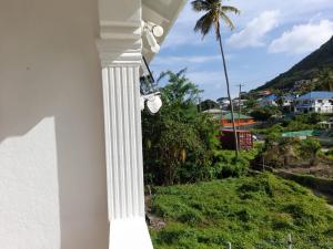 Cool Breeze Suites的从棕榈树房子的阳台上可欣赏到风景