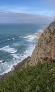 Quinta do CondeMAISON DE FAMILLE À 20 MN DE LISBONNE ET SETÚBAL的享有山景