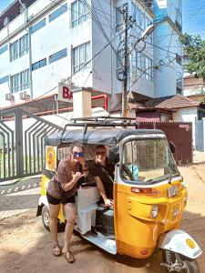 科钦Santa Maria Hostel, Fort Kochi的两个人坐在一辆小汽车后面