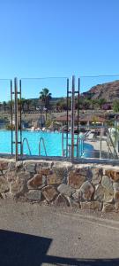 莫甘Villa Tauro Topaz的一座带石墙的大型游泳池